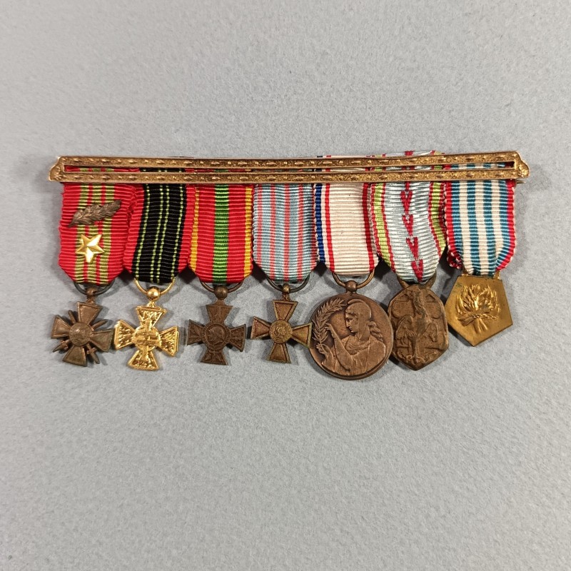 FRANCE BARRETTE DE 7 REDUCTIONS DES MEDAILLES MILITAIRES D'UN ANCIEN DE LA SECONDE GUERRE RESISTANT EVADE